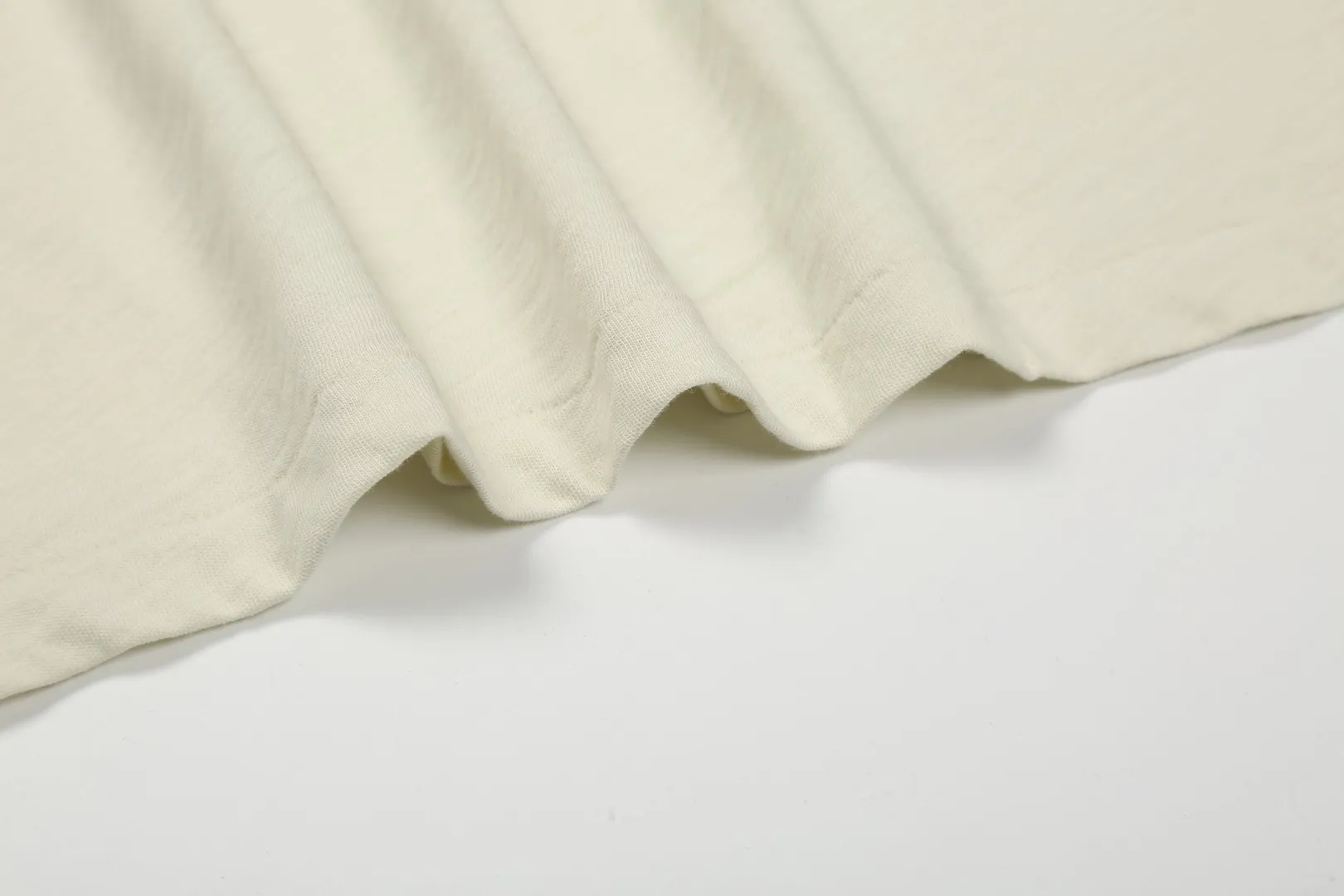 P124 White background picture [Summer hot] Style number: 25050# Color: Mi Xing Size: S to XL - Ralph Lauren/Ralph Lauren 2025SS Summer new Hampton coastal style island coconut palm soft slub cotton short-sleeved Tee - Correct and short version The upper body is more proportional ✅ - Original consistent warp and weft slub cotton, soft and comfortable with a sense of laziness ✅ - RL 25 new coconut tree printed cotton Tee The resort-style coconut tree and island pattern print on the chest enriches the visual beauty. The apricot color and the texture of the bamboo fabric have a very lazy summer style. The loose and short version is not picky about your body shape and brings out the Instagram atmosphere. Highly recommended.